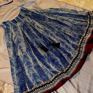 Ladies petite medium, beautiful flounced skirt.